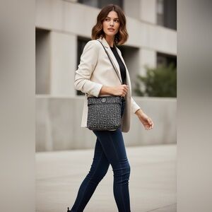 Beautiful Tommy Hilfiger Purse like new!